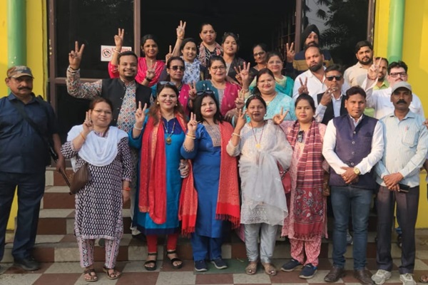 Jamshedpur : अंतर्राष्ट्रीय मानवाधिकार अपराध रोधी संगठन की बैठक में नवनियुक्त अध्यक्ष अर्चना सिंह का भव्य सम्मान