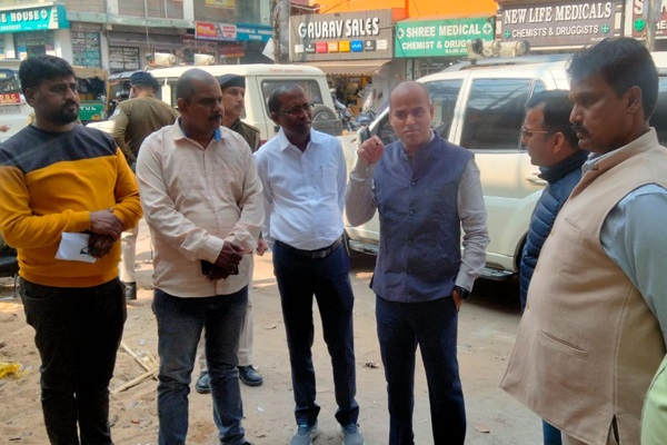 Jamshedpur : साकची में निर्माणाधीन जमशेदपुर हाट पलाश मार्ट का उपायुक्त ने किया निरीक्षण