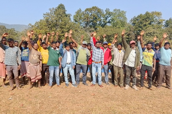 Gua : राजाबुरु खदान में स्थानीय लोगों की बहाली की मांग तेज, ग्रामीणों ने दी चक्का जाम की चेतावनी