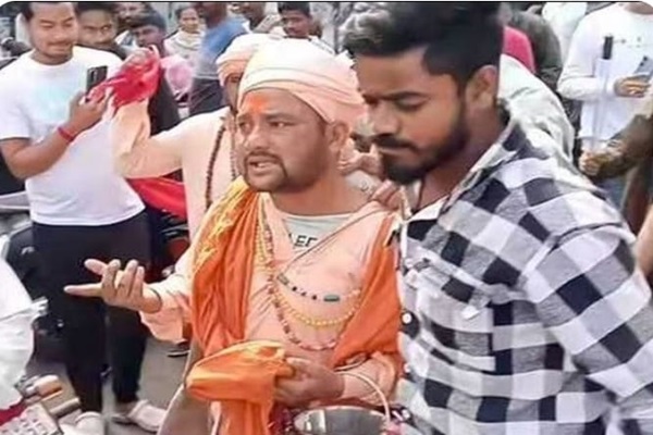 Jamshedpur : उलीडीह में भिक्षा मांग रहे दो संदिग्ध बाबा धराए, पुलिस जांच में जुटी