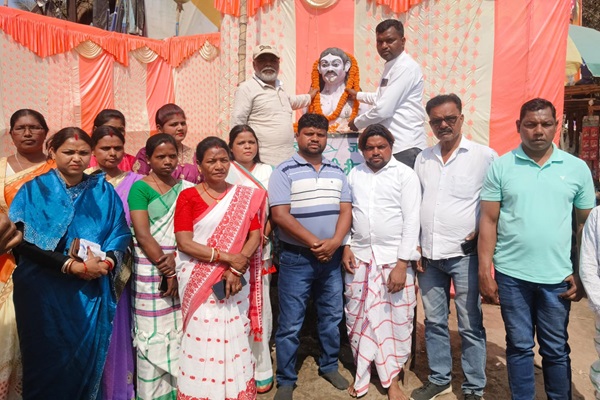 Jamshedpur : वीर शहीद बाबा तिलका मांझी की 276वीं जयंती पर डिमना में श्रद्धांजलि