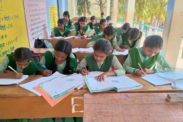 Jadugoda : चार साल से बरामदे में पढ़ने को मजबूर बच्चे, जर्जर भवन टूटने के बाद बढ़ी परेशानी