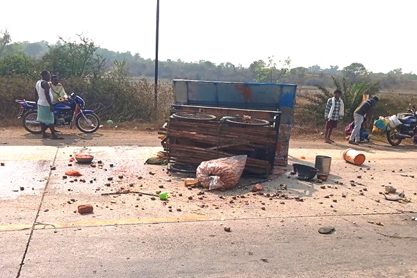 Baharagoda : बहरागोड़ा में सड़क हादसा : अनियंत्रित बाइक ने गोलगप्पे ठेले को मारी टक्कर, तीन घायल