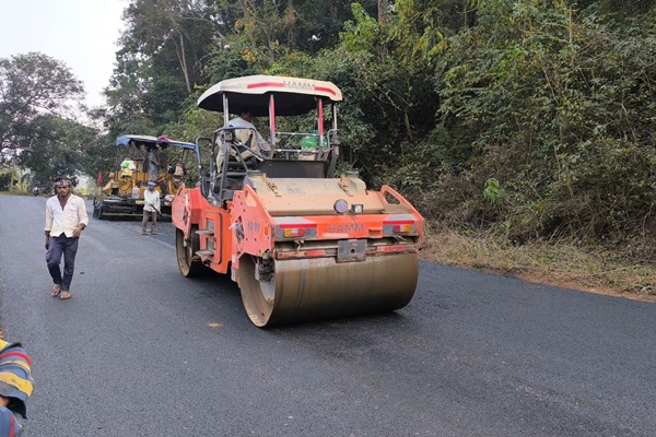 Gua : छोटानागरा से मनोहरपुर तक सड़कों का हो रहा कायाकल्प, ग्रामीणों में खुशी