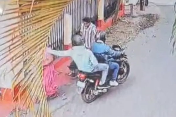 Jamshedpur : सोनारी में दिनदहाड़े महिला से चेन छिनतई, बढ़ते अपराध से दहशत