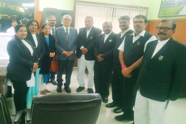 Jamshedpur : मुख्य न्यायाधीश झारखंड पहुंचे जमशेदपुर, व्यवहार न्यायालय में भव्य स्वागत