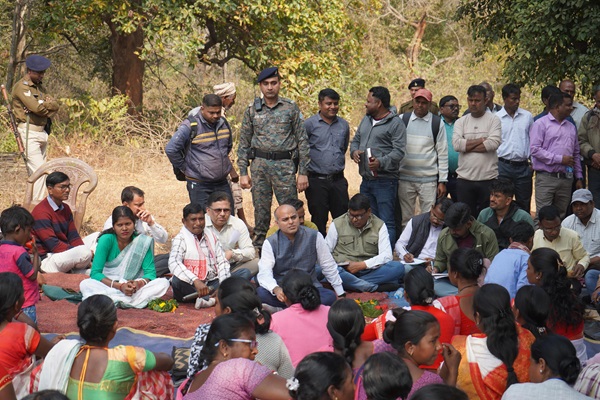 Musabani : उपायुक्त कर्ण सत्यार्थी ने दोलमाबेड़ा गांव में ग्रामीणों से किया संवाद, समस्याओं के समाधान का दिया आश्वासन