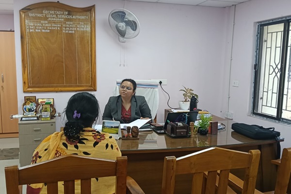 Jhargram : DLSA की मदद से महिला को पीएम जीवन ज्योति बीमा योजना का 2 लाख रुपये का क्लेम मिला