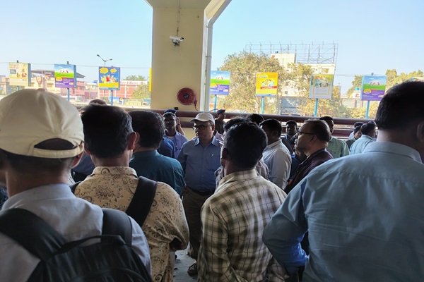 Kharagpur : खड़गपुर मंडल रेल प्रबंधक ललित मोहन पांडे ने शालीमार और सांतरागाछी स्टेशनों का निरीक्षण किया