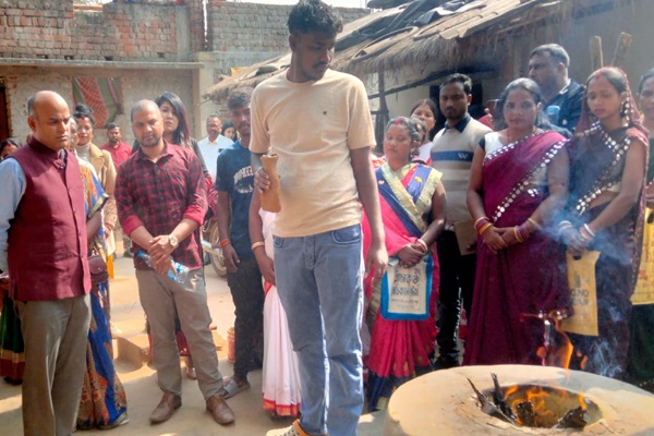 Musabani : मुसाबनी में उपायुक्त ने डोकरा आर्ट कारीगरों से की संवाद