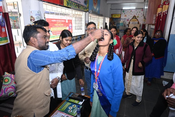 Potka : पोटका में फाइलेरिया उन्मूलन अभियान का शुभारंभ, विधायक संजीव सरदार ने स्वयं दवा सेवन कर दिया संदेश