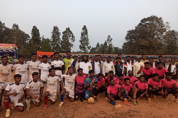 Baharagoda : बांसदा में फुटबॉल प्रतियोगिता का रोमांच, पेनल्टी शूटआउट में कटक की टीम ने जीता खिताब