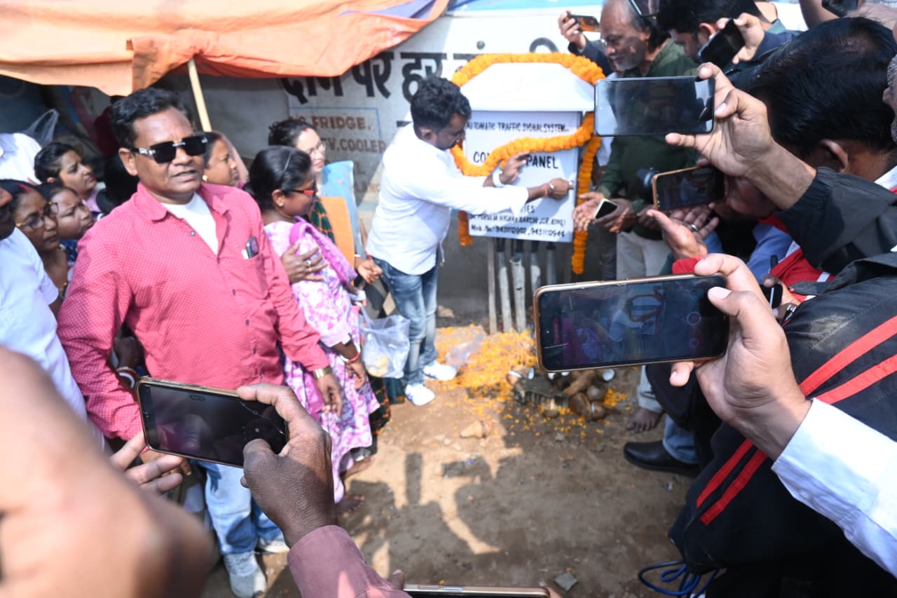 Jamshedpur : करनडीह चौक पर ट्रैफिक सिग्नल की शुरुआत,  विधायक संजीव सरदार ने स्विच ऑन कर किया उद्घाटन