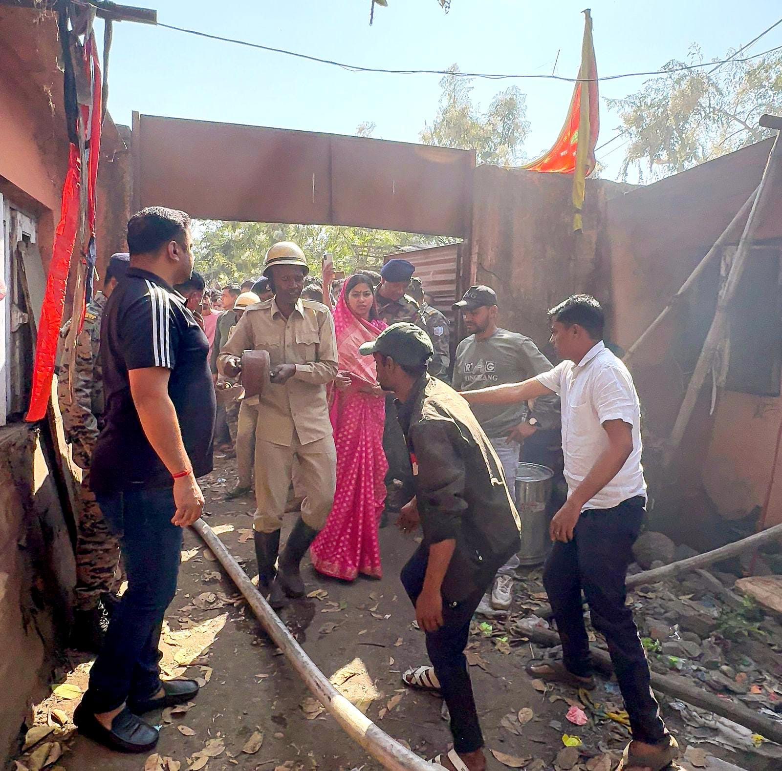 Jamshedpur : छाया नगर में टेंट हाउस के गोदाम में लगी आग, विधायक पूर्णिमा साहू मौके पर पहुंचीं, दमकल की गाड़ियों ने आग पर पाया काबू