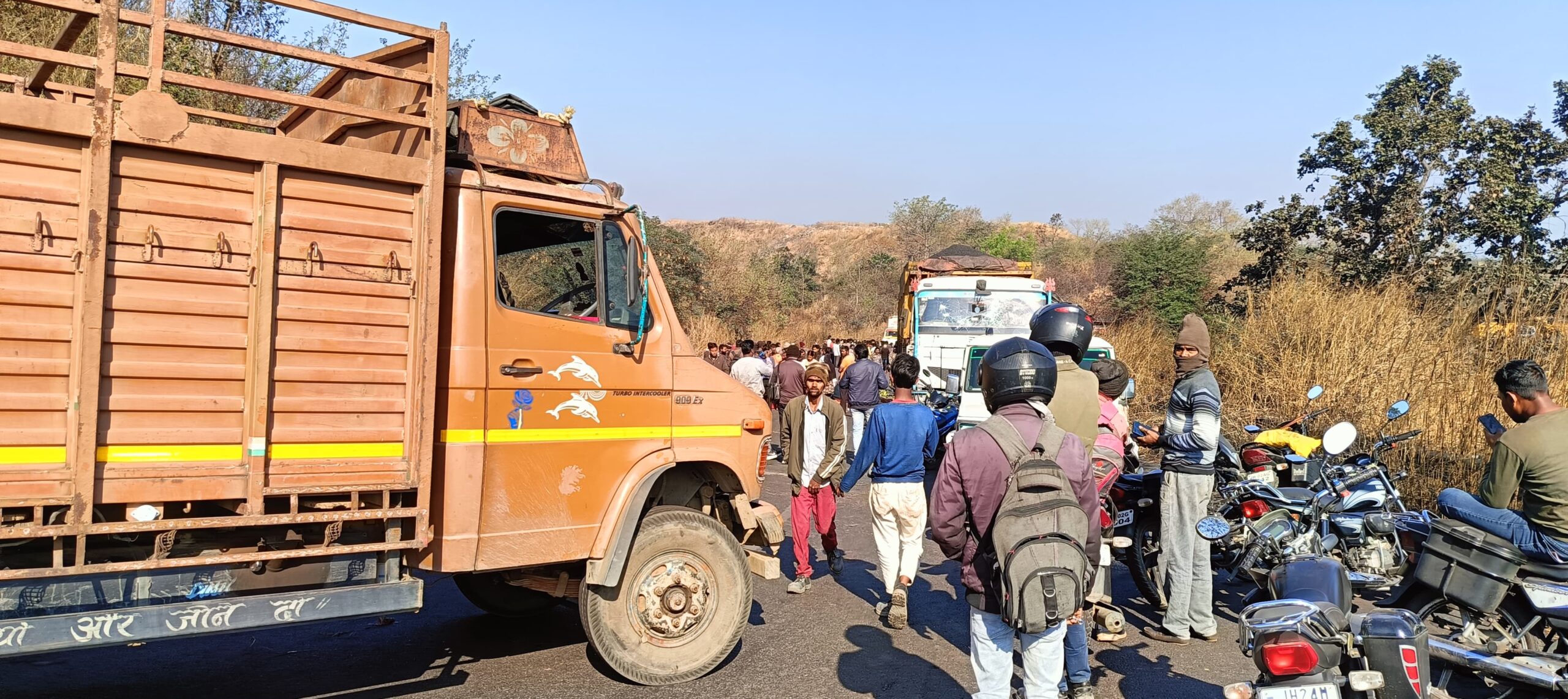 Ramgrah : तेज रफ्तार बाइक सड़क किनारे खड़े ट्रेलर से टकराई, बाइक सवार की मौत, मुआवजे के लिए लोगो ने सड़क किया जाम