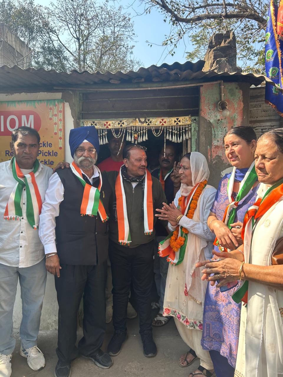 Jamshedpur : गौशाला चौक पर खुला बलवीर कौर का चुनाव कार्यालय, पदयात्रा कर मांगे वोट