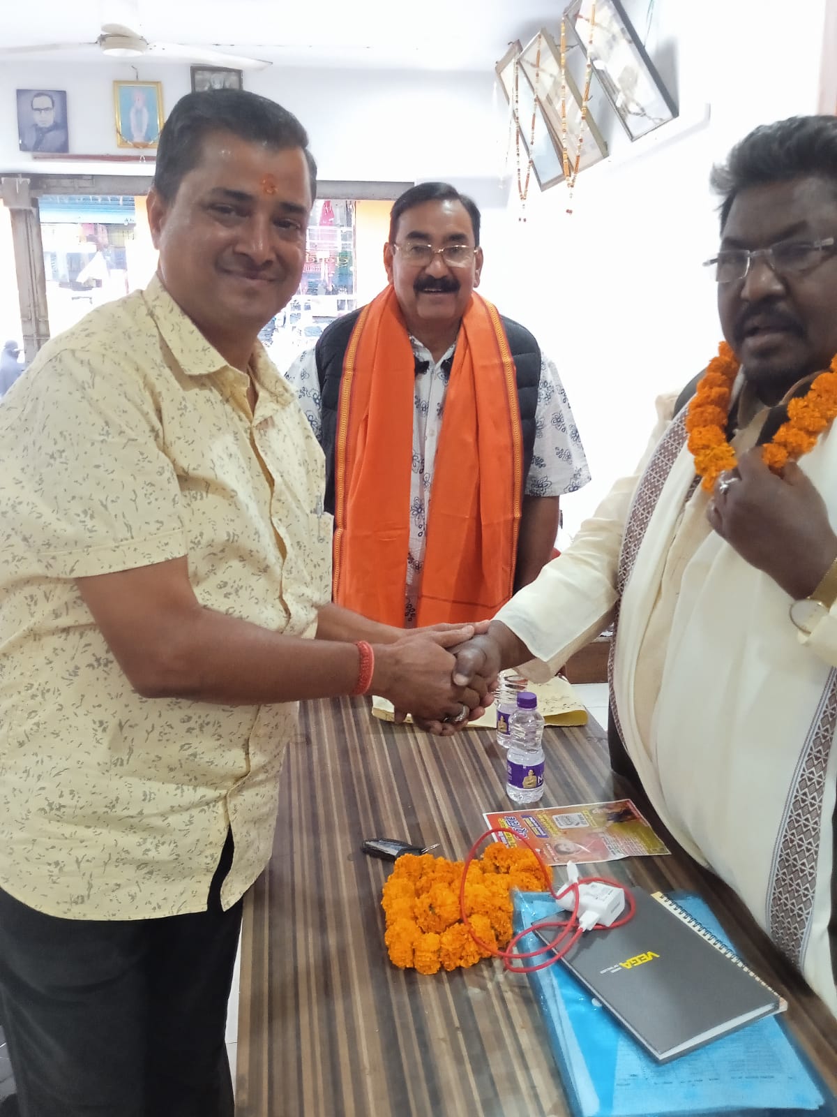 Jamshedpur : जुगसलाई पहुंचने पर पूर्व मंत्री दुलाल का वार्ड प्रत्याशी दीपक अग्रवाल ने किया स्वागत