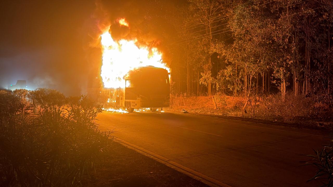 Bahragora breaking : मौत को मात: बहरागोड़ा में धू-धू कर जली स्लीपर बस, ‘देवदूत’ बने ड्राइवर ने बचाई यात्रियों की जान
