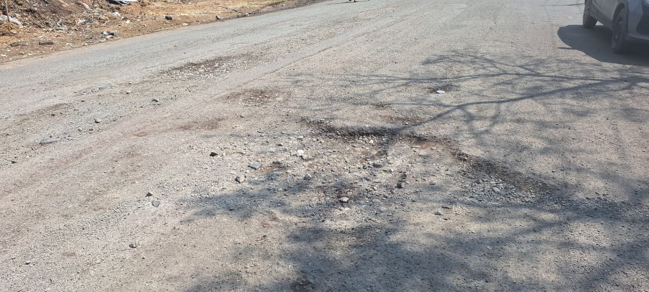 Potka : एनएच-220 पर गड्ढों का कहर, ग्रामीणों ने श्रमदान कर भरे गड्ढे, मरम्मत की मांग को लेकर प्रदर्शन