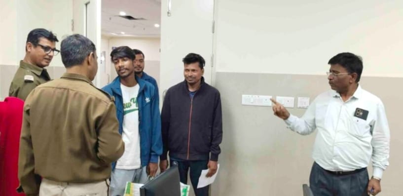 Jamshedpur : MGM अस्पताल से कंबल चोरी कर ले जाते युवक को सुरक्षाकर्मियों ने पकड़ा, माफी मांगने पर चेतावनी देकर छोड़ा गया 