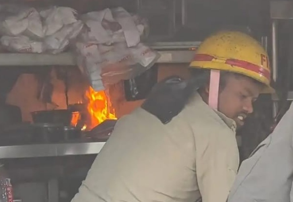 Jamshedpur : साकची में जंक्शन रेस्टोरेंट में आग लगने से मची अफरातफरी, दमकल ने आग पर पाया काबू