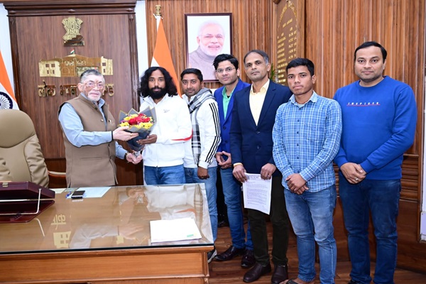 Muri : जेपीएससी आयु सीमा संशोधन को लेकर लोक भवन पहुंचे देवेंद्र नाथ महतो, महामहिम ने दिया सकारात्मक आश्वासन