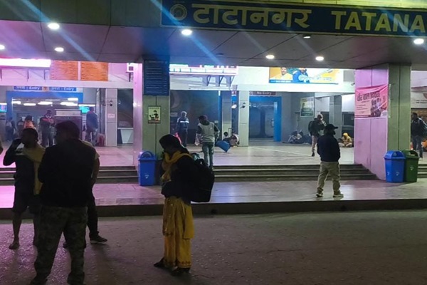 Jamshedpur : घर से निकली युवती सकुशल टाटानगर स्टेशन पर मिली, परिजनों ने ली राहत की सांस