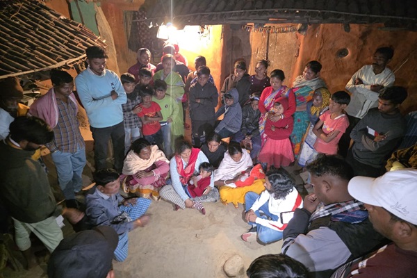 Ranchi : सोनाहातू के लापता युवक हरिहर महतो के परिजनों से मिले देवेंद्र नाथ महतो