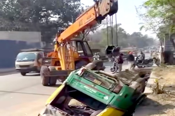 Jamshedpur : बर्मामाइंस में इनोवा–ऑटो की जोरदार टक्कर, बड़ा हादसा टला