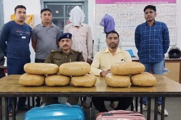 Jamshedpur : टाटानगर स्टेशन से 16 किलो गांजा बरामद, दो तस्कर गिरफ्तार