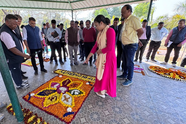 Chakradharpur : चक्रधरपुर मंडल में पुष्प प्रदर्शनी और रंगोली प्रतियोगिता का भव्य आयोजन