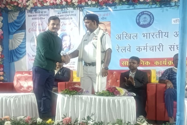 Gua : टाटानगर रेल सिविल डिफेंस इंस्पेक्टर संतोष कुमार का भव्य सम्मान
