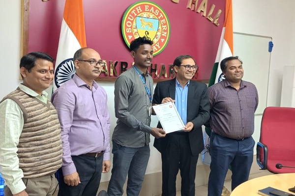 Chakradharpur : चक्रधरपुर में वंदे भारत एक्सप्रेस में बड़ा हादसा टला, रेलवे कर्मचारी की सतर्कता सराहनीय