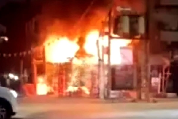 Adityapur : आदित्यपुर एस टाइप चौक पर भीषण आगजनी, दो दुकानें जलकर राख