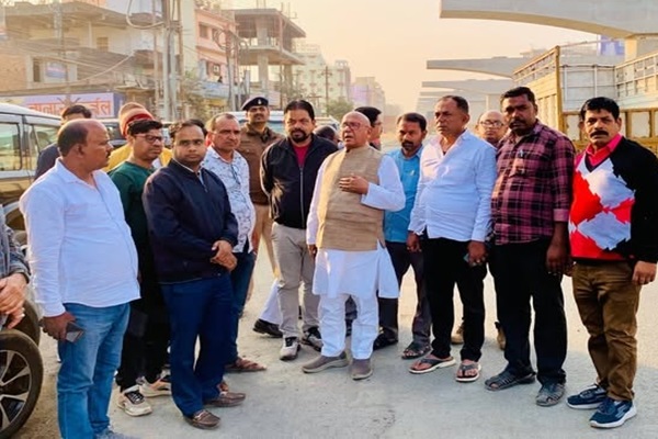 Jamshedpur : सरयू राय ने पारडीह काली मंदिर से डेंटल कॉलेज तक निर्माण कार्य का निरीक्षण किया