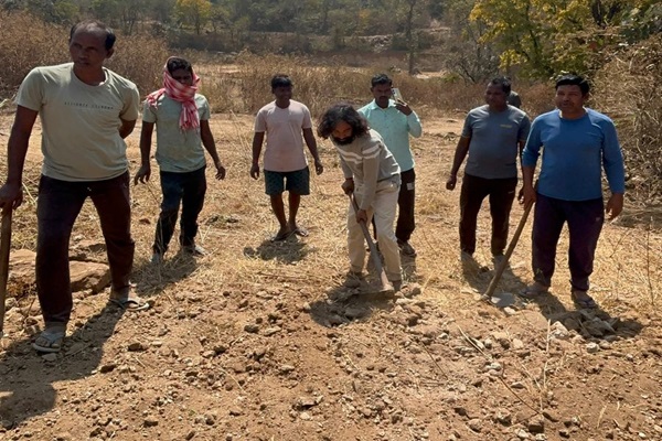 Muri : तीन पीढ़ियों का इंतजार खत्म, श्रमदान से राहे मुंडा टोली में बनी सड़क