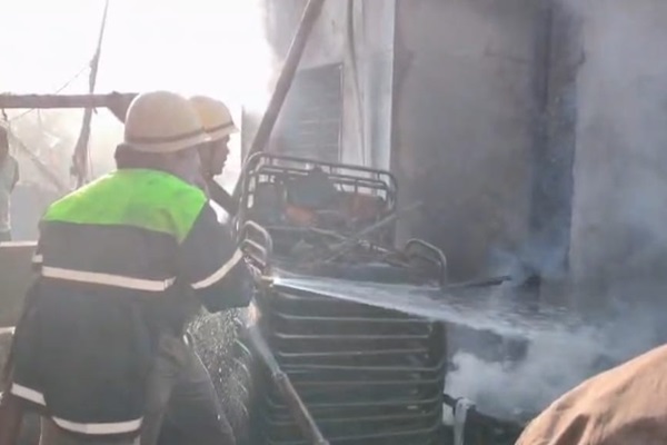 Jamshedpur : संडे मार्केट में टेंट हाउस में भीषण आग, लाखों का सामान जलकर खाक