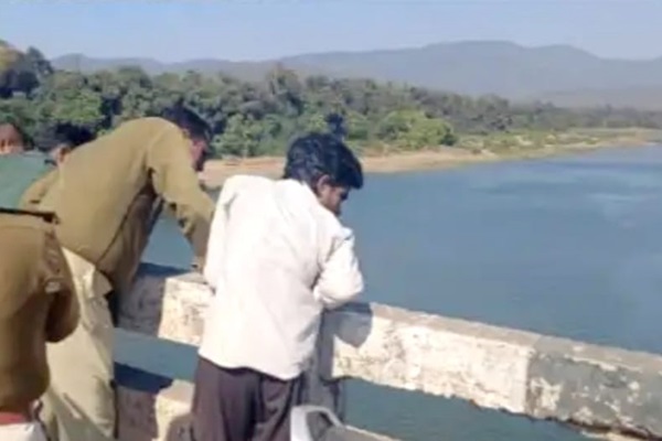 Seraikela : स्कूटी सवार युवक ने स्वर्णरेखा नदी में लगाई छलांग, मौत