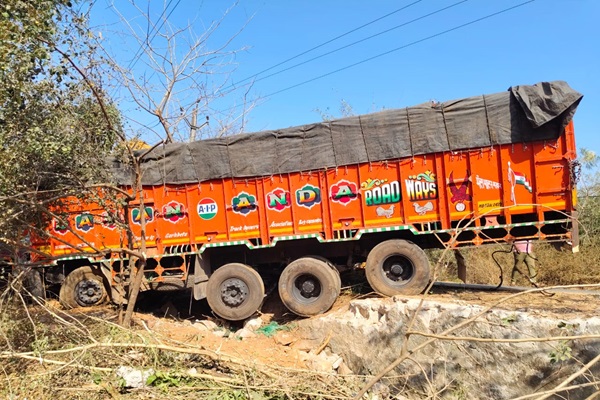 Baharagoda : बहरागोड़ा में तेज रफ्तार ट्रक ने तोड़ी पुलिया की डायवर्सन, ग्रामीणों में आक्रोश