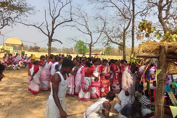 Baharagora : प्रकृति की गोद में गूंजी मांदल की थाप, श्रद्धा के साथ मनाया गया बाहा पर्व