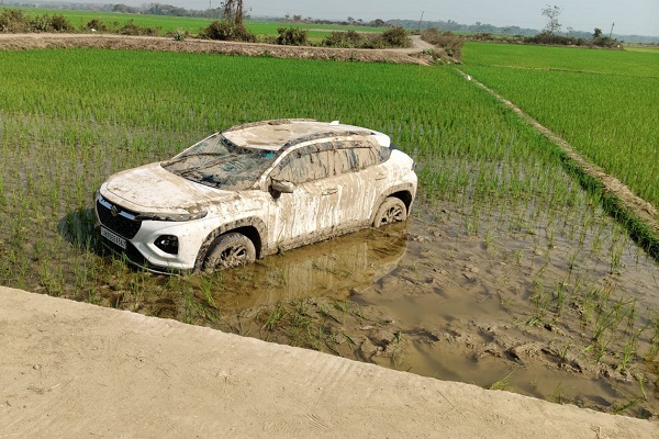 Baharagora : स्वर्ण व्यावसायी की कार अनियंत्रित होकर खेत में घुसी, जान माल का नहीं हुआ नुकसान, सुरक्षित रहा लाखों का ‘खजाना’