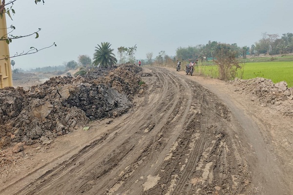 bahragora : दिघी तालाब के जीर्णोद्धार में अनियमितता, मिट्टी की अवैध बिक्री और बदहाल सड़कों से ग्रामीणों में आक्रोश