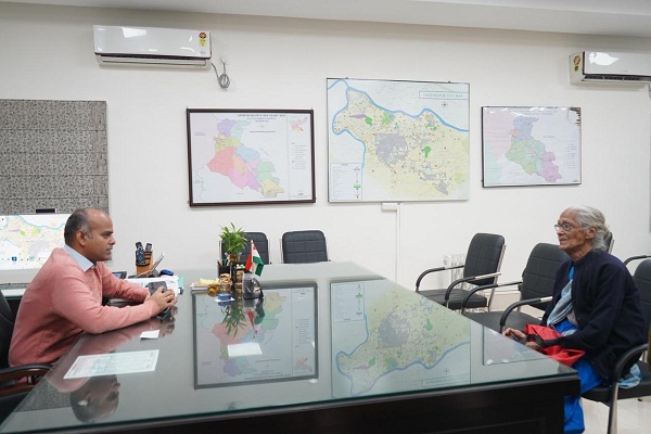 Jamshedpur : उपायुक्त के जनता दरबार में पहुंचे दर्जनों फरियादी, भूमि विवाद,  पारिवारिक विवाद सरीखे मामले भी पहुंचे, कई मामलों का हुआ ऑन द स्पॉट समाधान