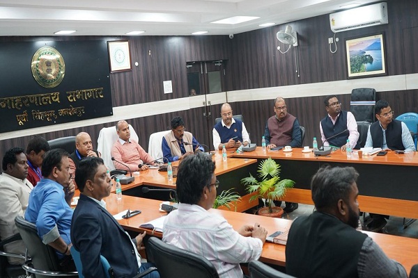 Municipal Elections : सामान्य प्रेक्षकों की उपस्थिति में मतदान कर्मियों का द्वितीय रेंडमाइजेशन सम्पन्न