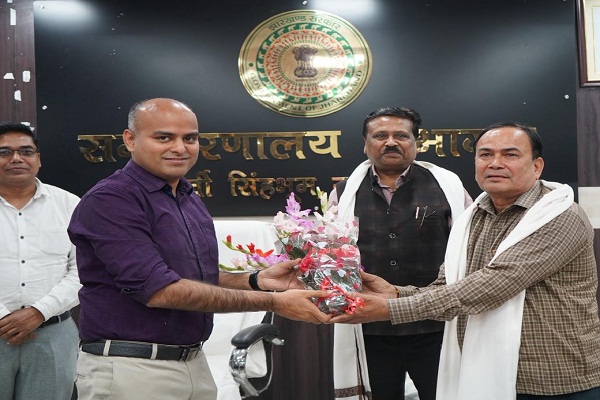 Jamshedpur : सेवानिवृत्त कर्मियों को दी गई ससम्मान विदाई, उपायुक्त ने मंगलमय जीवन की कामना की