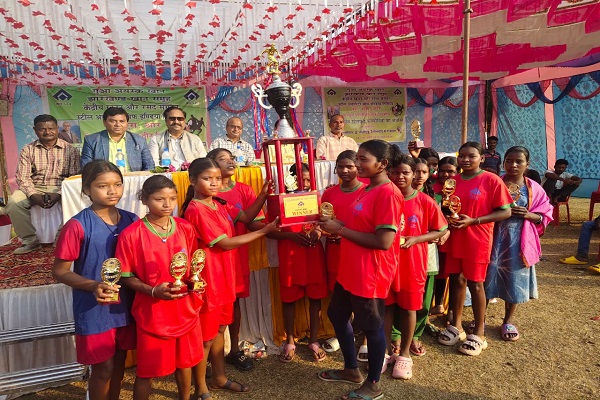 Gua : बाईहातु गांव में तीन दिवसीय फुटबॉल एवं खेलकूद प्रतियोगिता का समापन, बालक एवं बालिका वर्ग में जोजोगुटू की टीम बनी विजेता