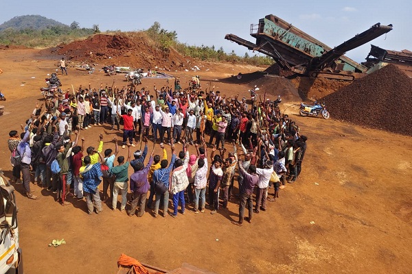 Gua : सारंडा में उग्र हुआ रांजाबुरु खदान आंदोलन, रात भर गूंजा रोजगार नहीं तो खनन नहीं का नारा