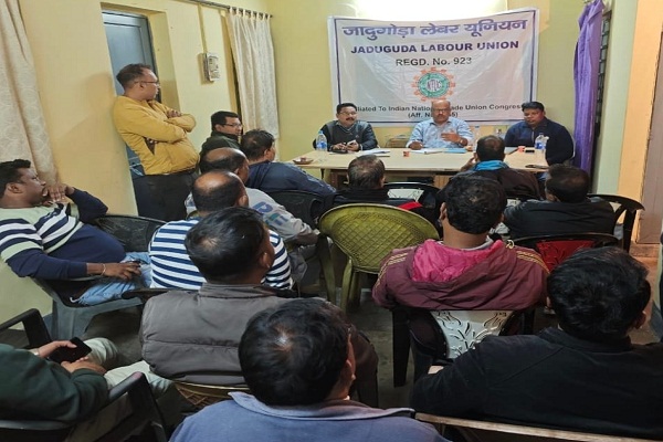 Jadugora : USIL की मान्यता प्राप्त श्रमिक संगठन जादूगोड़ा लेबर यूनियन की बैठक में उठा घटिया सुरक्षा पीपी कीट वितरण का मुद्दा