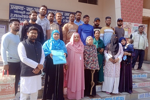 Jamshedpur : गुलबहार बेगम ने जुनप के वार्ड 13 से दाखिल किया नामांकन, पर्चा भरने के दौरान काफी संख्या में अंचल कार्यालय पहुंचे समर्थक