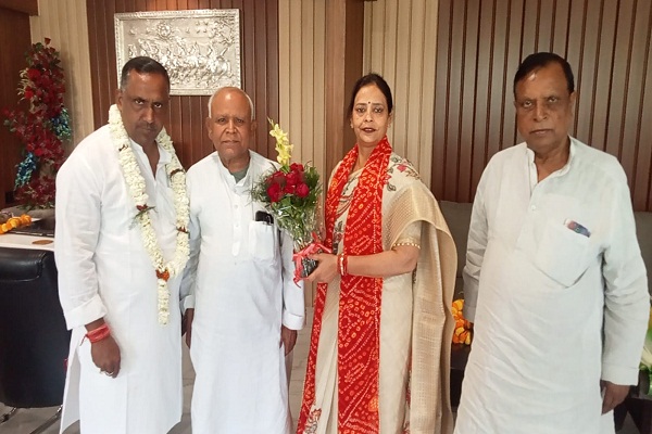 Jamshedpur : बन्ना व सुधा गुप्ता से मिले कांग्रेस महासचिव महेंद्र पांडेय, जीत की दी बधाई, कहा-भाजपा के बांटने की नीति को जनता ने नकारा